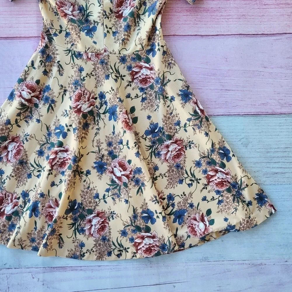 Vintage 70s Pale Yellow Floral Print Short Sleeve High Neck A-Line Dress Size S‎